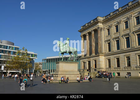 Reiterstandbild Herzog Karl Wilhelm Ferdinand, Residenz Schloss, Schlossplatz, Braunschweig, Niedersachsen, Deutschland, Reiterstandbild Herzog Karl Wilhel Stockfoto