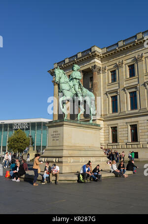 Reiterstandbild Herzog Karl Wilhelm Ferdinand, Residenz Schloss, Schlossplatz, Braunschweig, Niedersachsen, Deutschland, Reiterstandbild Herzog Karl Wilhel Stockfoto