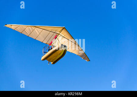 Air Trike mit Propeller fliegen in den blauen Himmel in Tag Zeit im Sommer Stockfoto