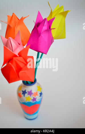 Bunte Tulpen handgefertigt aus Papier durch den 8. März auf einem hellen Hintergrund Stockfoto