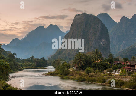 Wunderschönen Sonnenaufgang über den Nam Song River nahe dem Dorf Vang Vieng, Laos Stockfoto