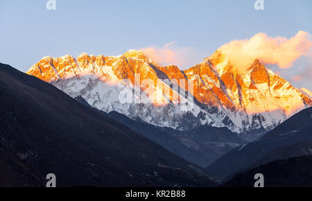 Golden Everest, Himalaya, Landschaft zwischen Weg zum Everest Base Camp, Nepal, die schneebedeckten Gipfel der höchsten in der Welt. Stockfoto