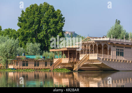 Traditionelle Hausboote auf Dal Lake in Srinagar, Kashmir, Indien Stockfoto