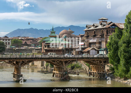 Riverside Blick auf Altstadt Srinagar von einer der Brücken über den Fluss Jhelum, Jammu und Kaschmir, Indien. Stockfoto