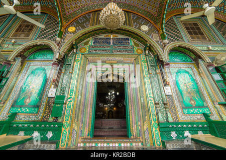 Eingang in die Khanqah-e-Moula alten Moschee in der Altstadt von Srinagar, Jammu und Kaschmir, Indien Stockfoto