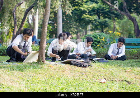 Thailand, Bangkok, Studierende der Kunst Malerei in der Saranrom Park Victoria lillies - eine Gattung von Wasserpflanzen, giant Water Lilly. Stockfoto