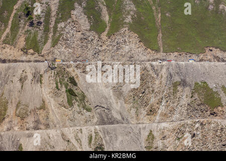 Der Verkehr auf der Zojila Pass zwischen Srinagar und Kargil in Jammu und Kaschmir, Indien Stockfoto