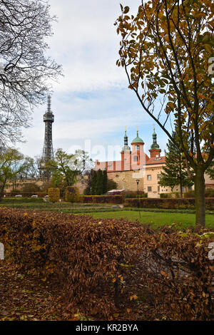 Kirche St. Laurentius am Petrin Hügel in Prag. Blick auf den Herbst der tschechischen Hauptstadt. Stockfoto