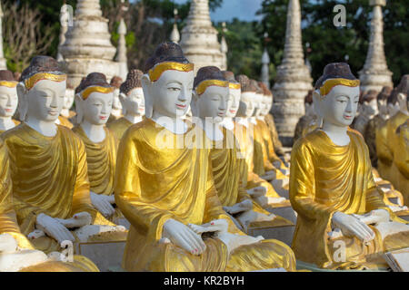 Buddha Statuen in der Maha Bodhi Tataung in Monywa Myanmar. Stockfoto