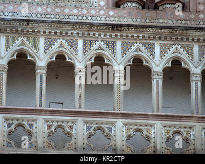 Detail der Fassade der Dom von Orvieto. (1290-1600 a.C.) Reich mit viel Stein Mosaike eingerichtet Stockfoto