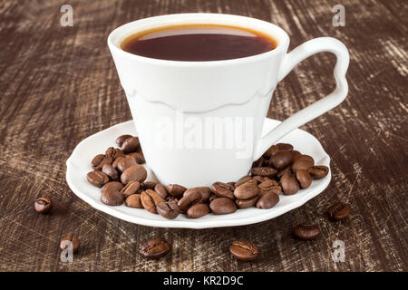 Kaffeetasse mit gerösteten Kaffeebohnen. Stockfoto