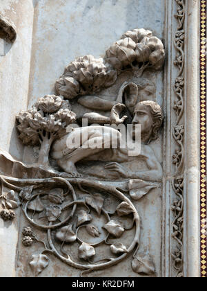 Orvieto - Dom Fassade. Die erste Säule: Szenen aus der Genesis. . Adam und Eva hinter einem Baum verstecken. Stockfoto