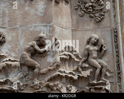 Orvieto - Dom Fassade. Die erste Säule: Szenen aus der Genesis. Leben der Menschen nach der Vertreibung aus dem Paradies. Stockfoto