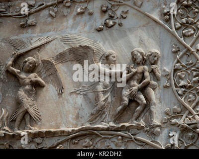 Orvieto - Dom Fassade. Die erste Säule: Szenen aus der Genesis. Adam und Eva aus dem Paradies vertrieben Stockfoto
