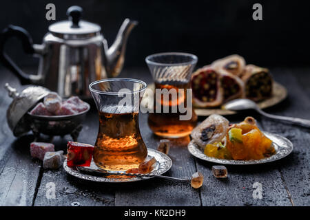 Eine glühende traditionelle Glas Tee mit unscharfen dunklen Hintergrund Stockfoto