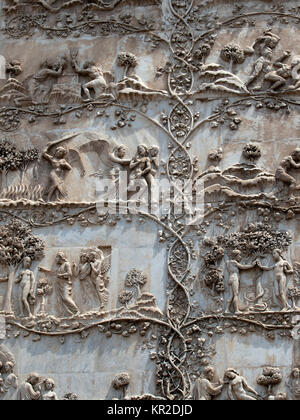 Orvieto - Dom Fassade. Die erste Säule: Szenen aus der Genesis Stockfoto