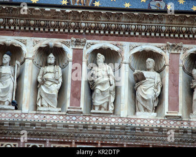 Detail der Fassade der Dom von Orvieto. (1290-1600 a.C.) Reich mit viel Stein Mosaike eingerichtet Stockfoto