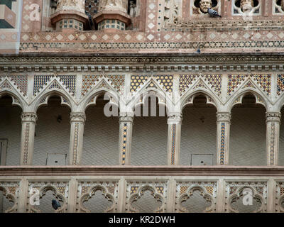 Detail der Fassade der Dom von Orvieto. (1290-1600 a.C.) Reich mit viel Stein Mosaike eingerichtet Stockfoto