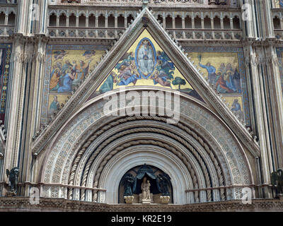 Main West Portal und Maria Himmelfahrt - Dom von Orvieto. Orvieto, Umbrien, Italien Stockfoto