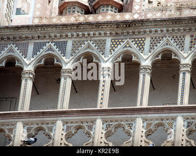 Detail der Fassade der Dom von Orvieto. (1290-1600 a.C.) Reich mit viel Stein Mosaike eingerichtet Stockfoto