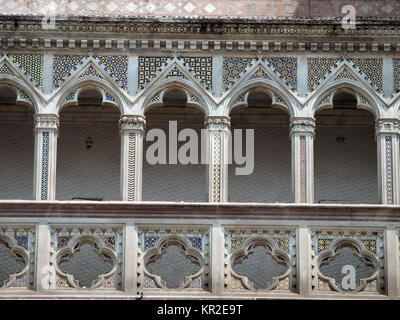 Detail der Fassade der Dom von Orvieto. (1290-1600 a.C.) Reich mit viel Stein Mosaike eingerichtet Stockfoto