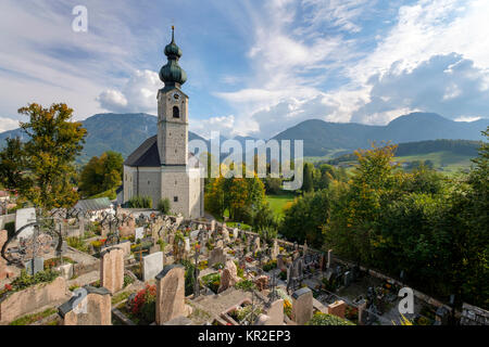 Pfarrkirche St. Georg mit Friedhof, vor Berglandschaft, Ruhpolding, Chiemgau, Oberbayern, Bayern, Deutschland Stockfoto