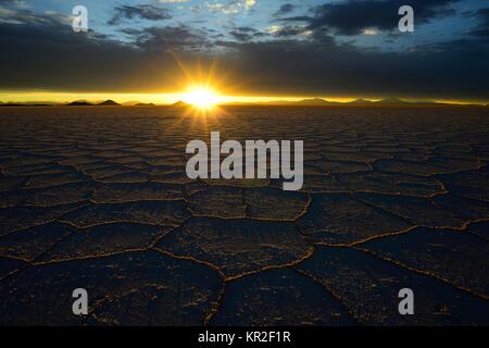 Wabenstruktur auf der Salt Lake bei Sonnenuntergang mit Wolken, Salar de Uyuni, Uyuni, Potosi, Bolivien Stockfoto