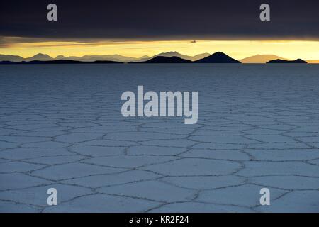 Wabenstruktur auf der Salt Lake bei Sonnenuntergang mit Wolken, Salar de Uyuni, Uyuni, Potosi, Bolivien Stockfoto