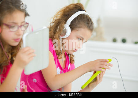 Kleine Mädchen mit Tablet-PCs Stockfoto