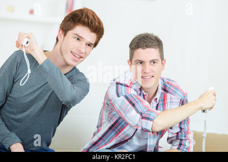 Jugendliche spielen von Videospielen Stockfoto