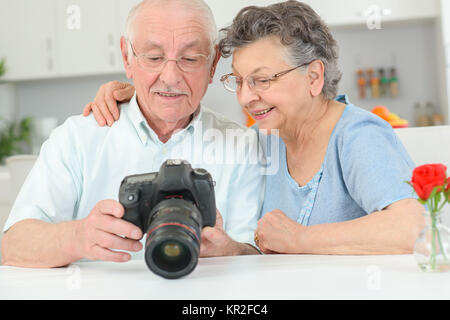 älteres Ehepaar mit einer high-Speed-Kamera Stockfoto