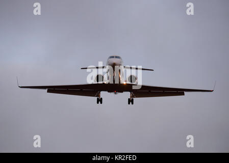Gulfstream V GV Flugzeug Landung am Flughafen London Stansted bei Dämmerung Stockfoto