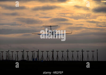 Gulfstream V GV Flugzeug Landung am Flughafen London Stansted bei Dämmerung Stockfoto