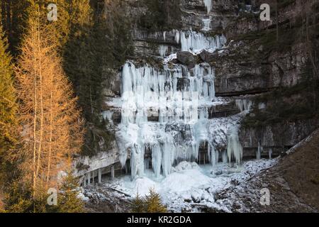 Cascate di Vallesinella erwähnen, gefrorenem Wasserfall Stockfoto