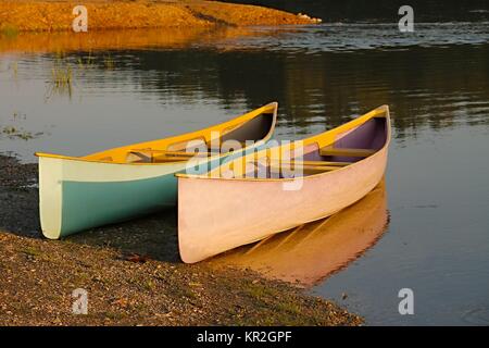 Kanus am Ufer Stockfoto