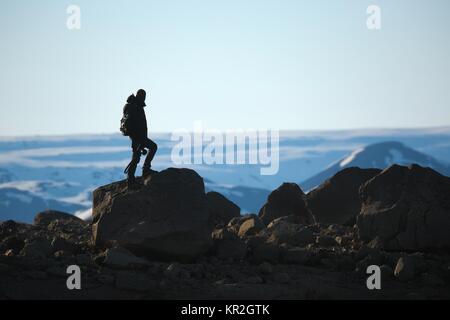 Auf einem Felsen stehend Stockfoto