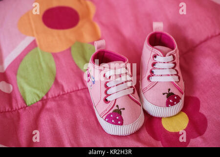 Rosa Schuhe für kleine Baby girl Stockfoto