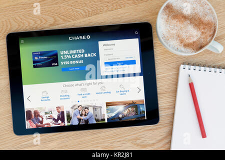 Die Chase-Website auf einem iPad Tablet Gerät, das auf einem Tisch liegt neben einem Notizblock und Bleistift und eine Tasse Kaffee (nur redaktionell) Stockfoto