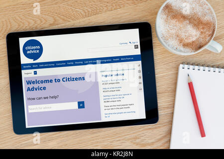 Die Bürgerinnen und Bürger Beratung Website auf einem iPad Tablet Gerät, das auf einem Tisch liegt neben einem Notizblock und Bleistift und eine Tasse Kaffee (nur redaktionell) Stockfoto