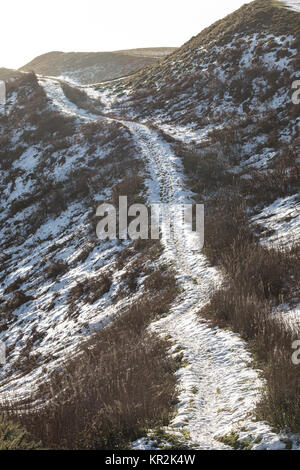 Snowy Track über die Malvern Hills, Winter, in den Marken/an der walisischen Grenze. Stockfoto