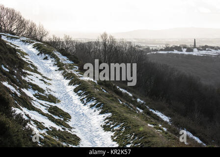 Snowy Track über die Malvern Hills, Winter, in den Marken/an der walisischen Grenze. Stockfoto