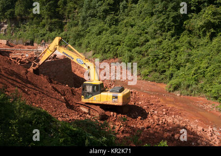 Die Entwicklung des Tourismus in Simian Shan Gebirge, Chongqing - für eine Änderung der Flusslauf, und Lebensraum Modifikation. Stockfoto