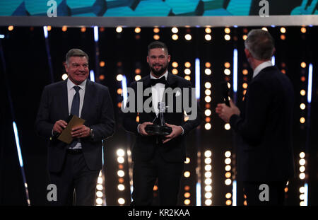 Everton-Manager Sam Allardyce (links) und Boxer Tony Bellew bereiten sich darauf vor, die Auszeichnung „Team of the year“ während der BBC Sports Personality of the Year 2017 in der Liverpool Echo Arena zu übergeben. Stockfoto