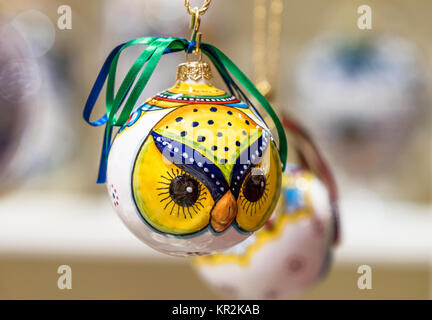 Hellen Weihnachtsbaum handgefertigte Dekorationen Stockfoto
