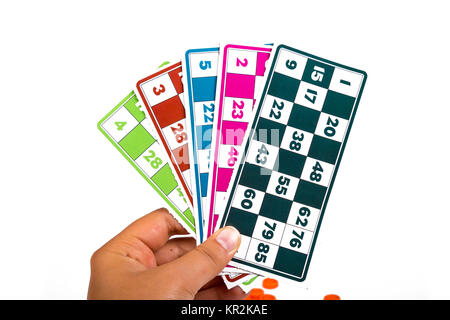 Bunte Lotto oder Bingo Spiel Papiere mit Zahlen auf der Hand, auf weißem Hintergrund. Stockfoto