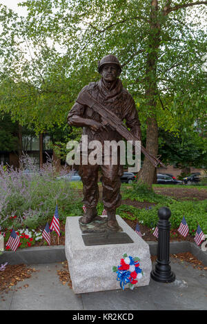 Statue von Corporal Michael J Crescenz, Philadelphia Korean War Memorial in Philadelphia, Pennsylvania, USA. Stockfoto