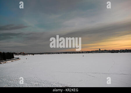 Sonnenuntergang im Winter abends auf eine Stadt Teich Stockfoto