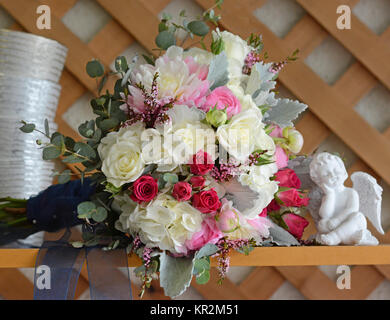Foto eines weißen Brautstrauß mit Pop von Pink. Hortensien, Rosen, Heidekraut, Eukalyptus und Dusty Miller mit einer Marine Band gebunden. Weiblich! Stockfoto