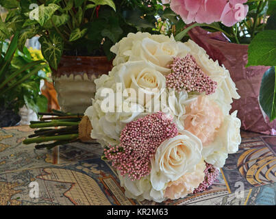 Foto von einem sanften Pastelltönen nosegay Brautstrauß mit weißen Rosen, Hortensien, Erröten, Nelken und rosa Reis Blumen. Schön für einen Garten Hochzeit! Stockfoto