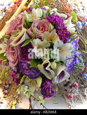 Foto von einem bunten nosegay Brautstrauß gefüllt mit lila calla Lilien, rose Lisianthus, Rosen, inkalilie, lila Nelken und Lager. Stockfoto